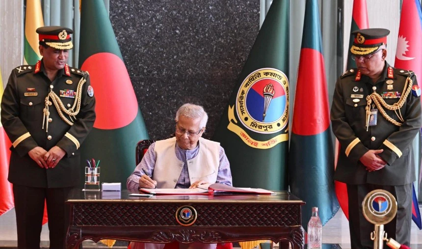 শান্তিপূর্ণ নির্বাচন আয়োজনে সামরিক বাহিনী ও পুলিশের সহায়তা চাইলেন প্রধান উপদেষ্টা